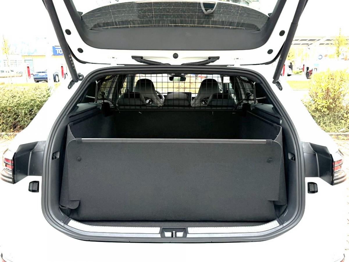 Die Kofferraumwanne VW Passat Variant ist eine hohe und wasserdichte Box, der Stoßstangenschutz hochgeklappt dient als Heckklappenschutz. Ein Trenngitter kann vom Dachhimmel bis zur Rückbank reichen.